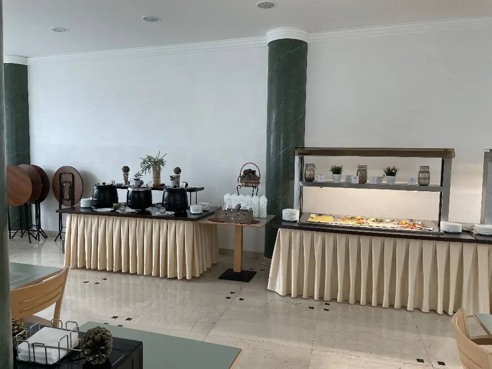 Буфетная линия в светлом зале