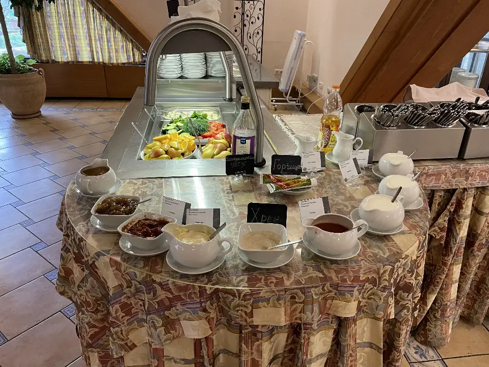 Соусы, заправки и сервировка